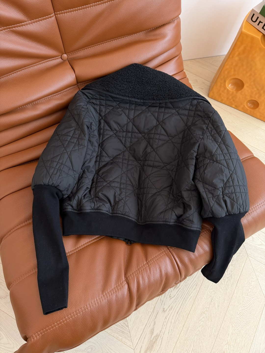 时髦冬季穿搭 小蜜蜂刺绣棉服外套 很特别的设计感 袖子采用螺纹拼接 纤细效果巨显瘦 轻便不臃肿 内里采用