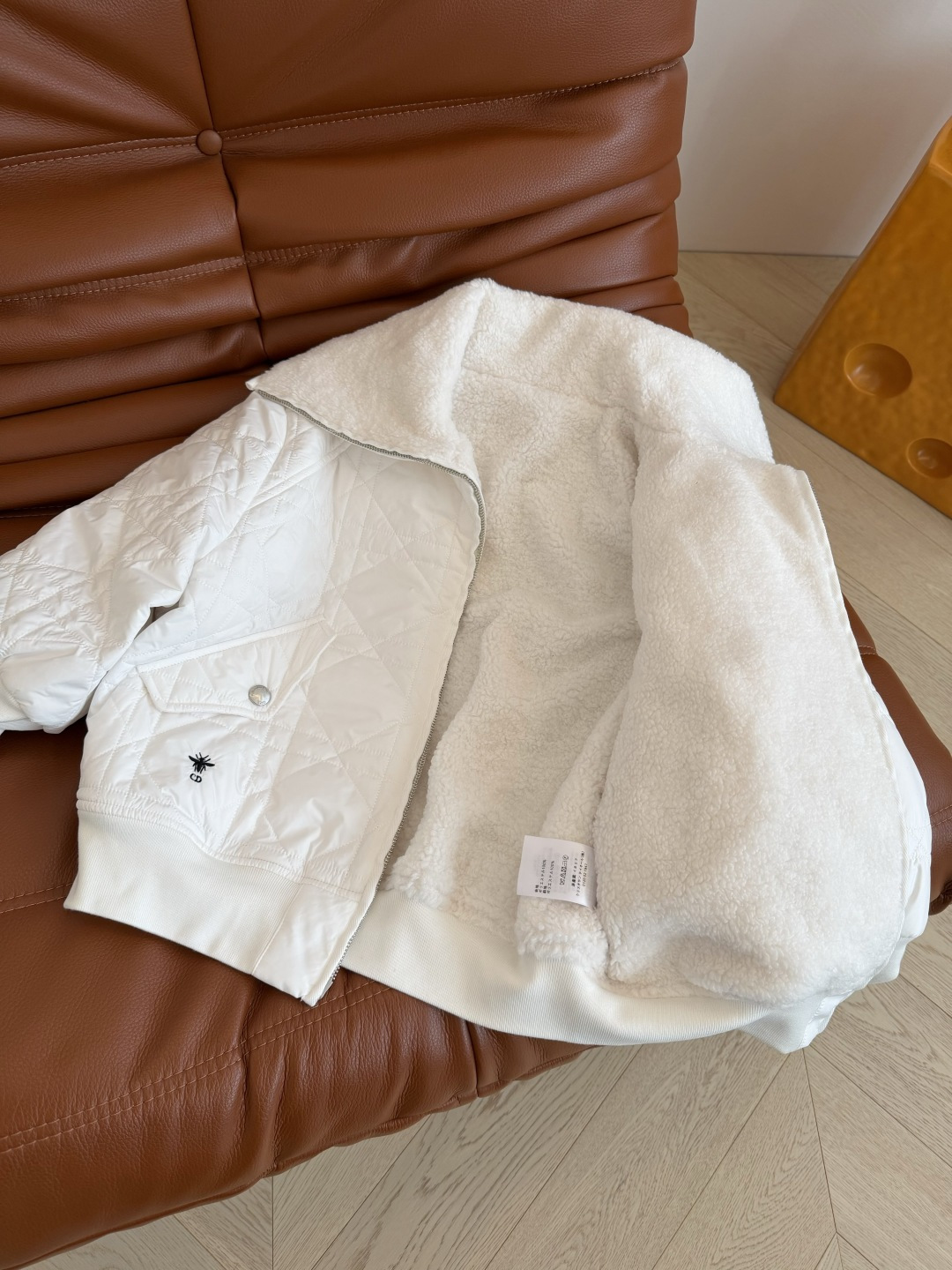 时髦冬季穿搭 小蜜蜂刺绣棉服外套 很特别的设计感 袖子采用螺纹拼接 纤细效果巨显瘦 轻便不臃肿 内里采用