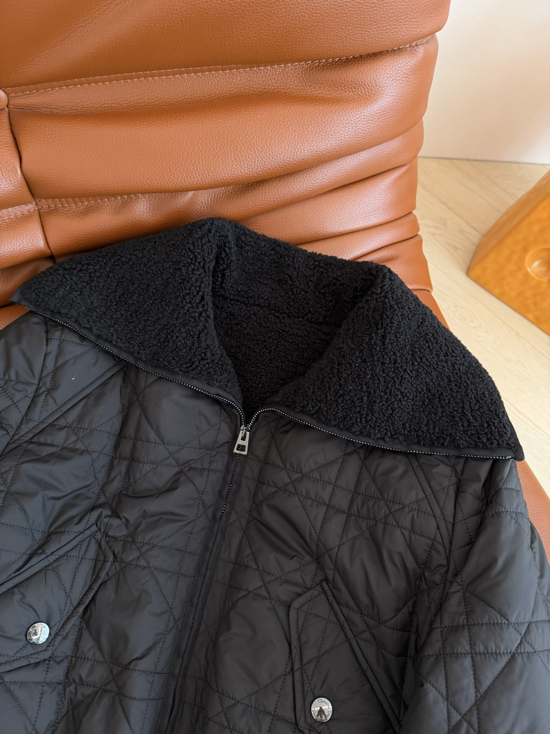 时髦冬季穿搭 小蜜蜂刺绣棉服外套 很特别的设计感 袖子采用螺纹拼接 纤细效果巨显瘦 轻便不臃肿 内里采用