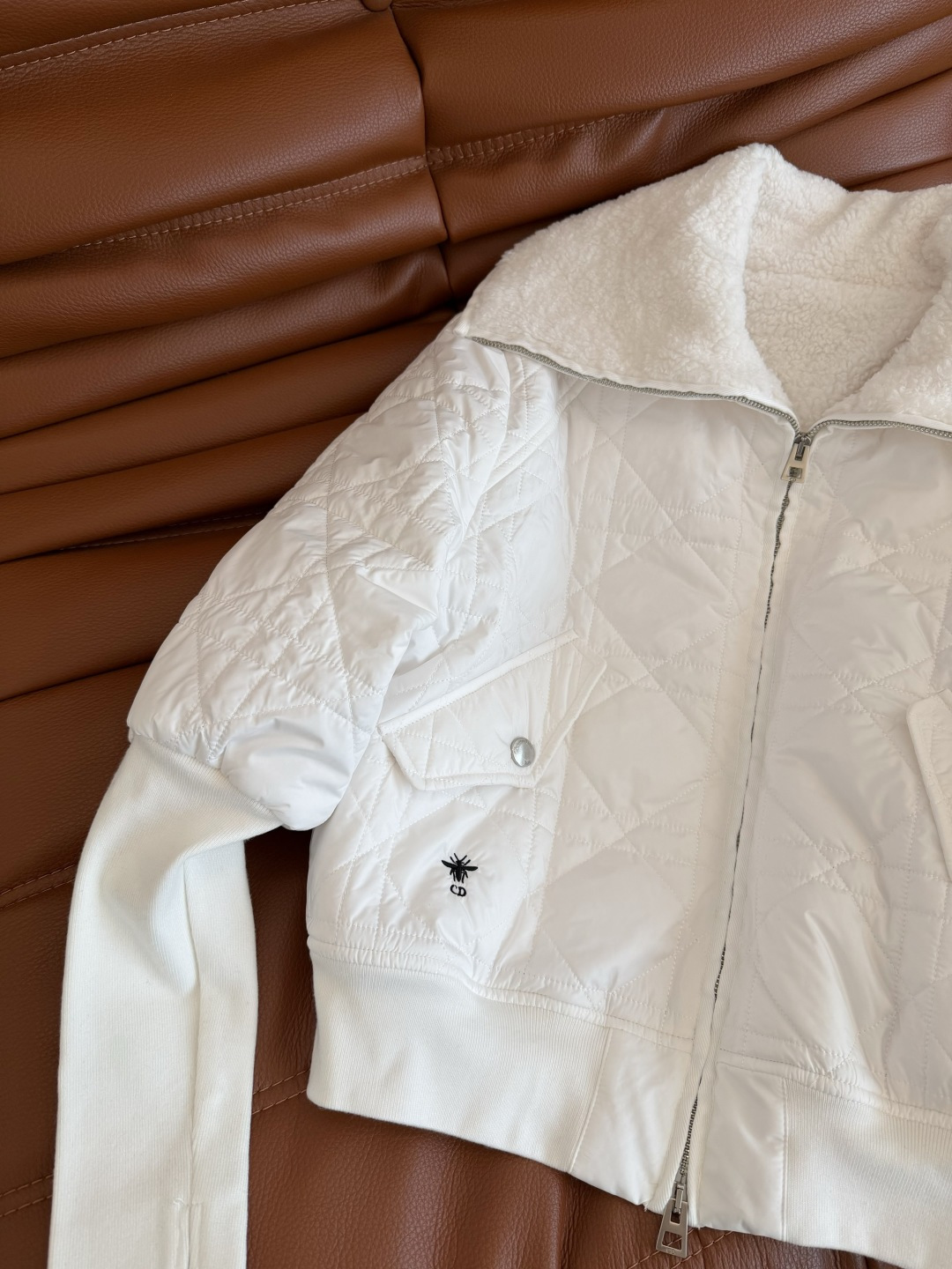 时髦冬季穿搭 小蜜蜂刺绣棉服外套 很特别的设计感 袖子采用螺纹拼接 纤细效果巨显瘦 轻便不臃肿 内里采用