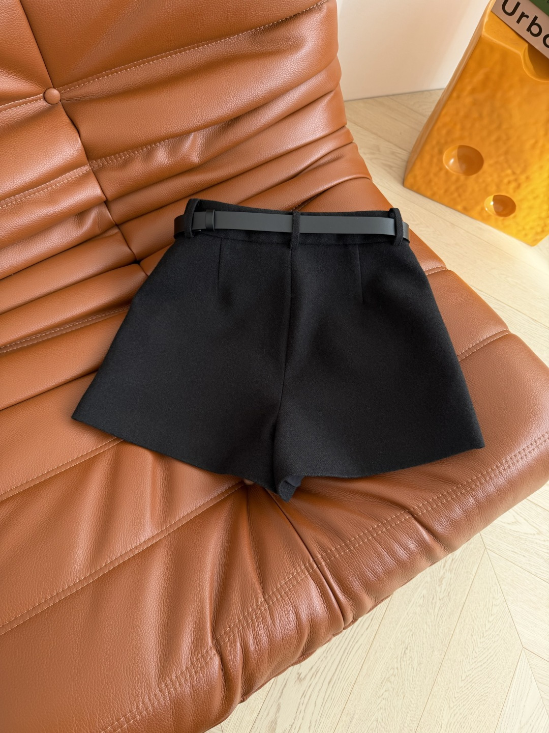 入冬必备毛呢短裤 25新款 凯旋门logo刺绣+腰带装饰羊毛呢短裤 显长腿穿搭 单穿搭配长靴或者裤袜还有