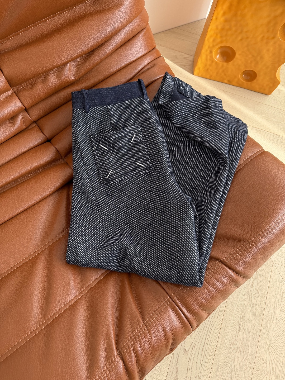 25秋冬 牛仔腰头拼接弯刀羊毛休闲裤 后背经典四角logo刺绣～面料是进口的加厚型羊毛面料 细看是波浪纹