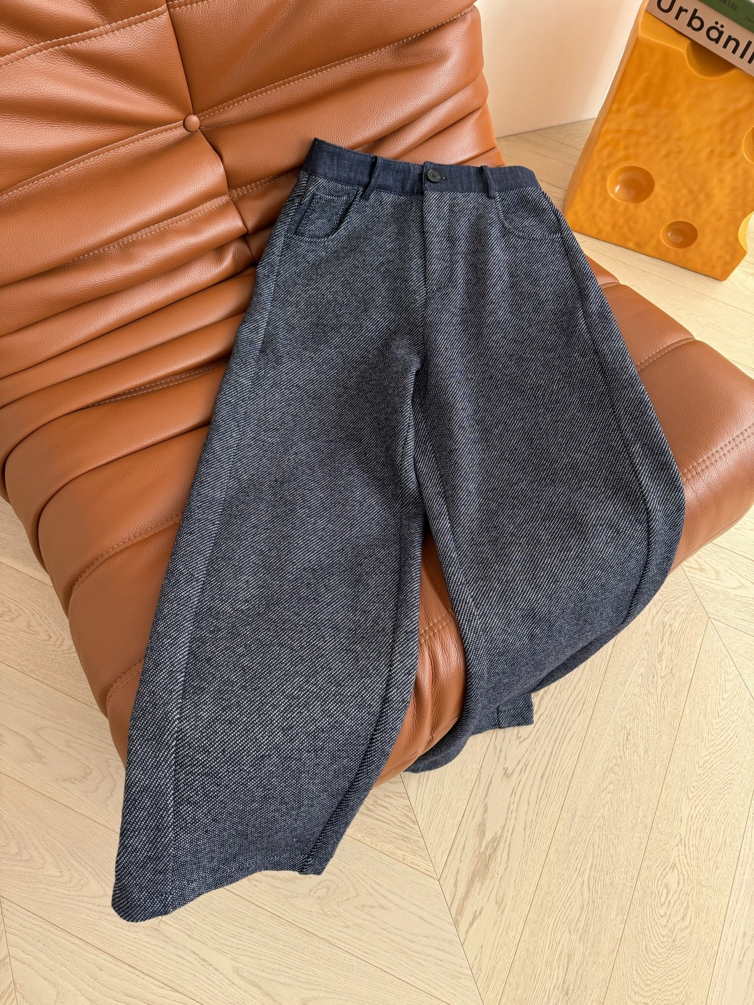 25秋冬 牛仔腰头拼接弯刀羊毛休闲裤 后背经典四角logo刺绣～面料是进口的加厚型羊毛面料 细看是波浪纹