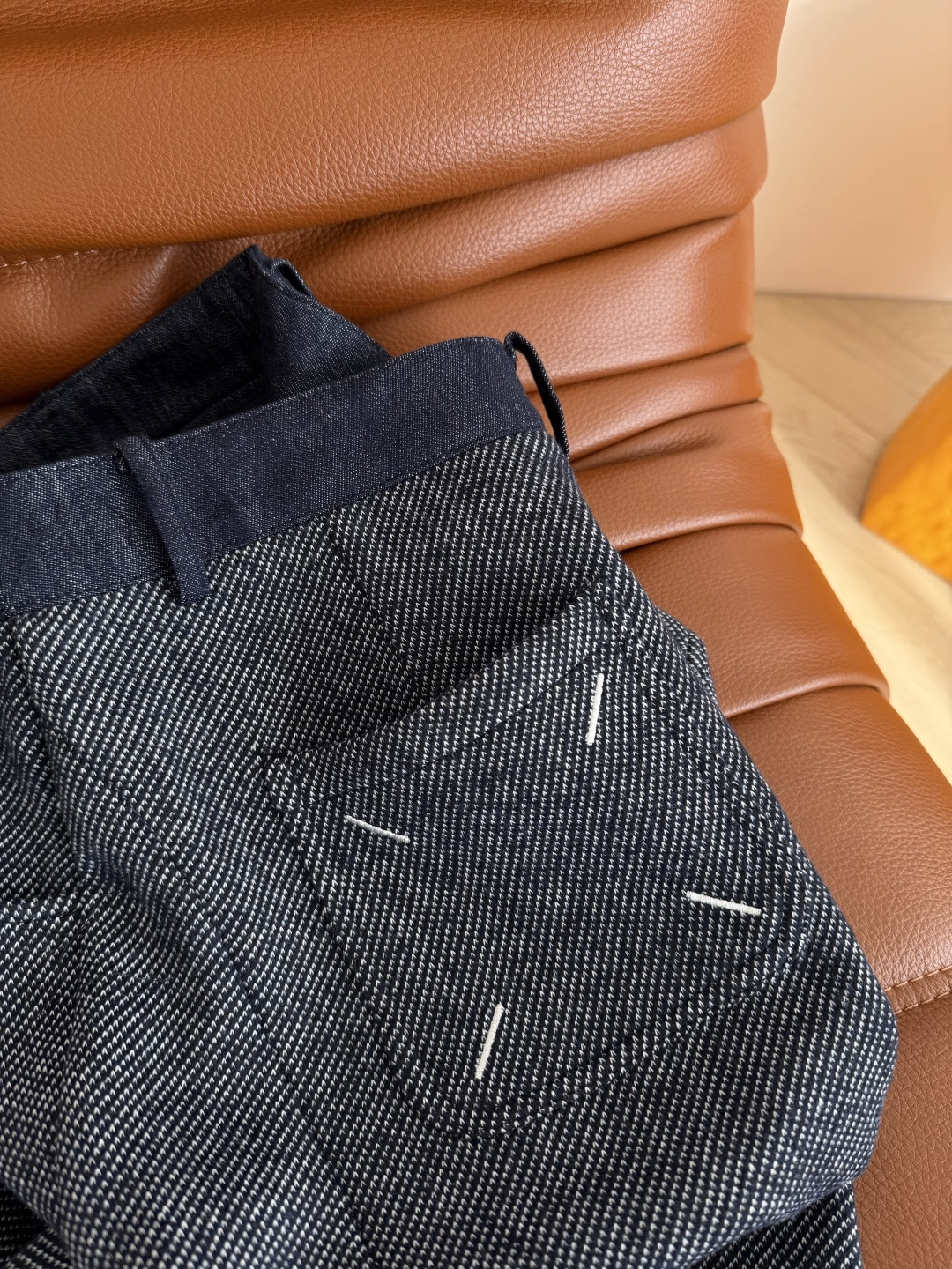 25秋冬 牛仔腰头拼接弯刀羊毛休闲裤 后背经典四角logo刺绣～面料是进口的加厚型羊毛面料 细看是波浪纹