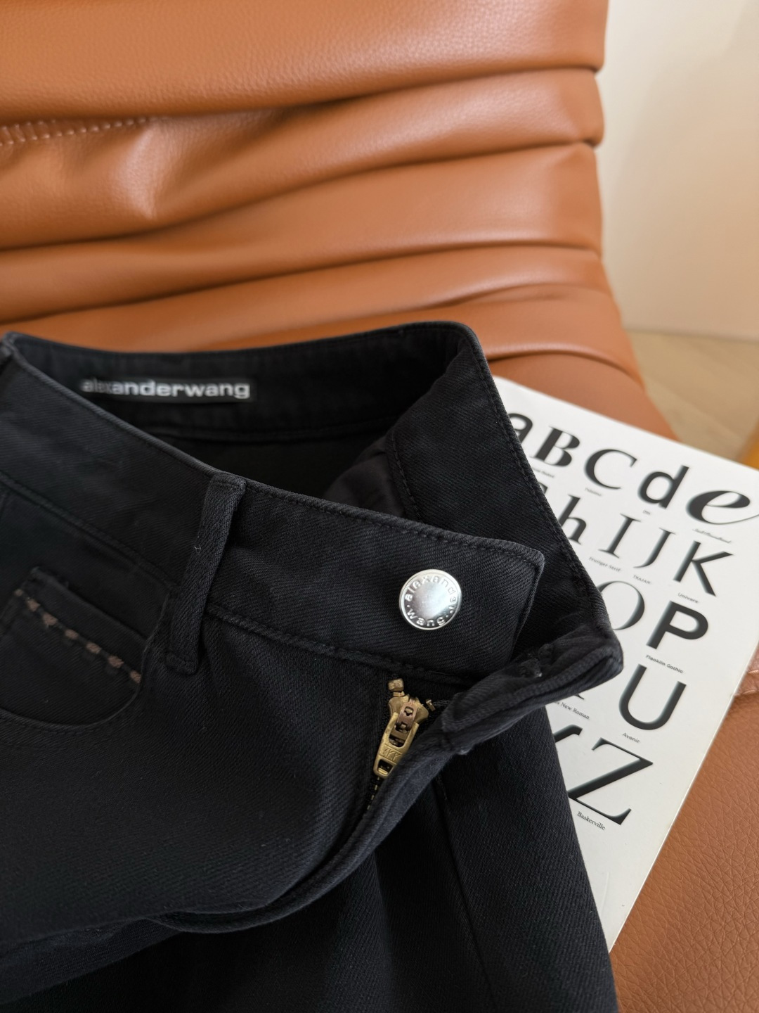 25秋冬 大王微喇加绒牛仔裤 入冬必备款 实穿的裤子无疑了 采用弹性的内里加绒牛仔面料 上身特别舒服 不