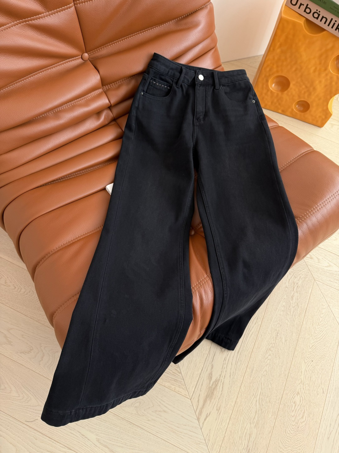 25秋冬 大王微喇加绒牛仔裤 入冬必备款 实穿的裤子无疑了 采用弹性的内里加绒牛仔面料 上身特别舒服 不