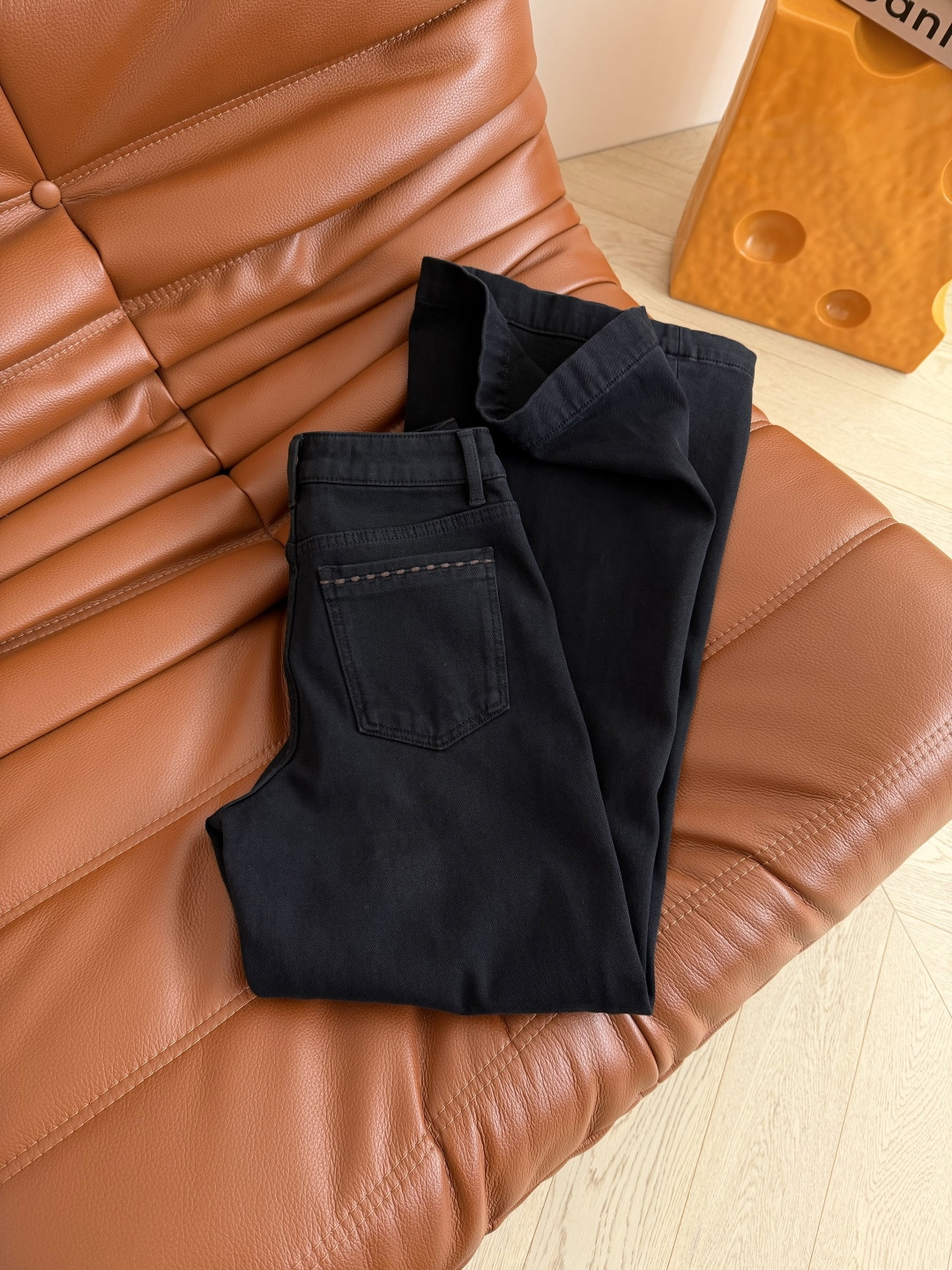 25秋冬 大王微喇加绒牛仔裤 入冬必备款 实穿的裤子无疑了 采用弹性的内里加绒牛仔面料 上身特别舒服 不