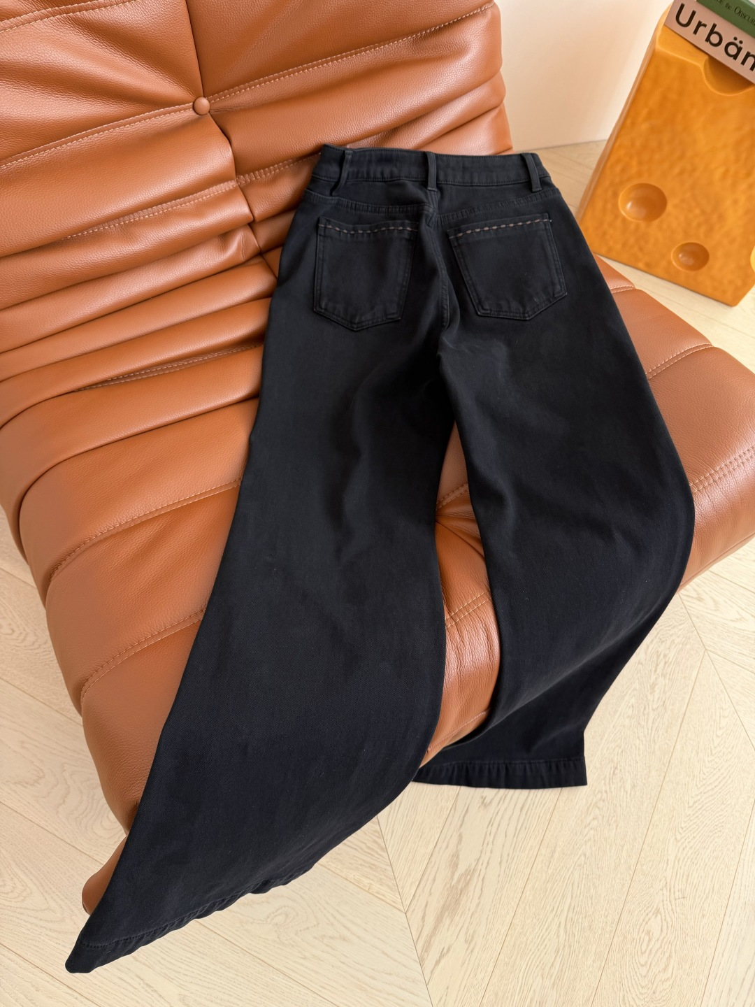 25秋冬 大王微喇加绒牛仔裤 入冬必备款 实穿的裤子无疑了 采用弹性的内里加绒牛仔面料 上身特别舒服 不