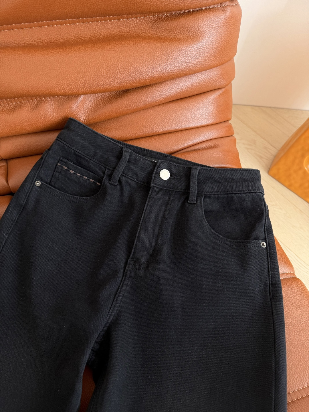 25秋冬 大王微喇加绒牛仔裤 入冬必备款 实穿的裤子无疑了 采用弹性的内里加绒牛仔面料 上身特别舒服 不