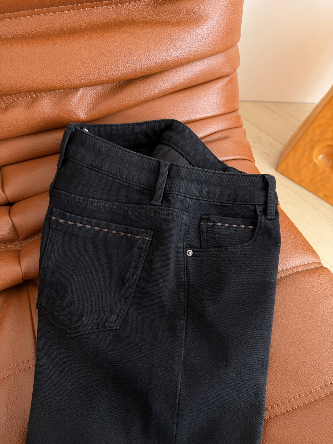 25秋冬 大王微喇加绒牛仔裤 入冬必备款 实穿的裤子无疑了 采用弹性的内里加绒牛仔面料 上身特别舒服 不