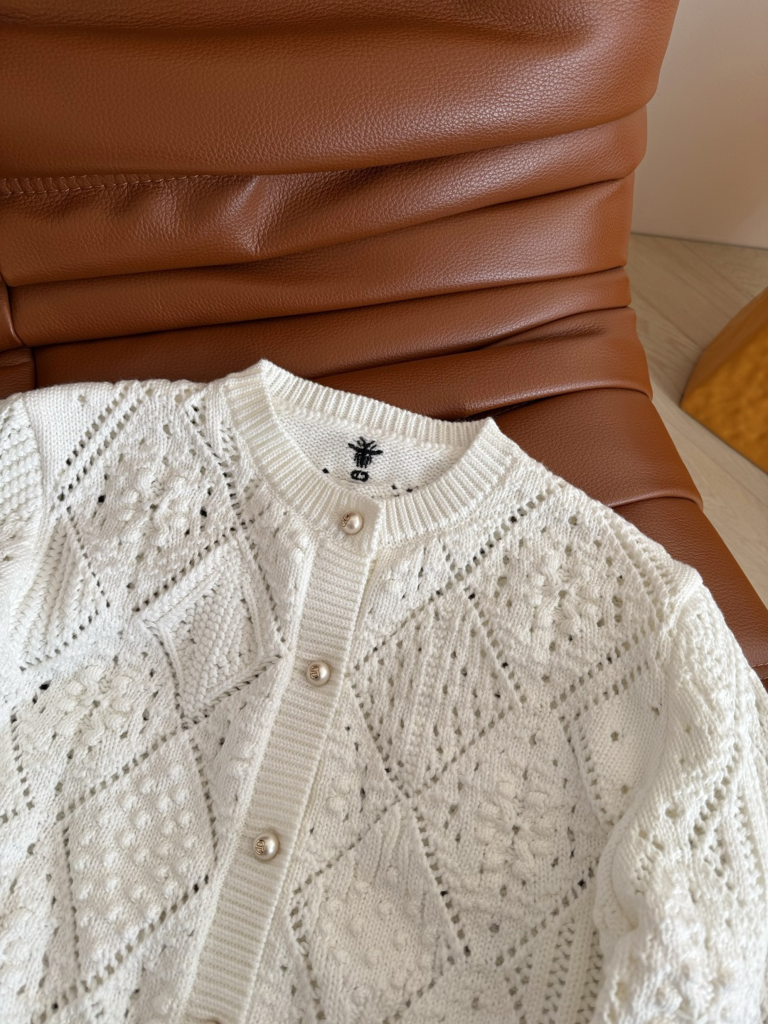 26早春新款 小蜜蜂刺绣CD珍珠扣针织系列 实物太好看了 重磅开发 小开衫+圆领上衣+背心一系列 单穿或