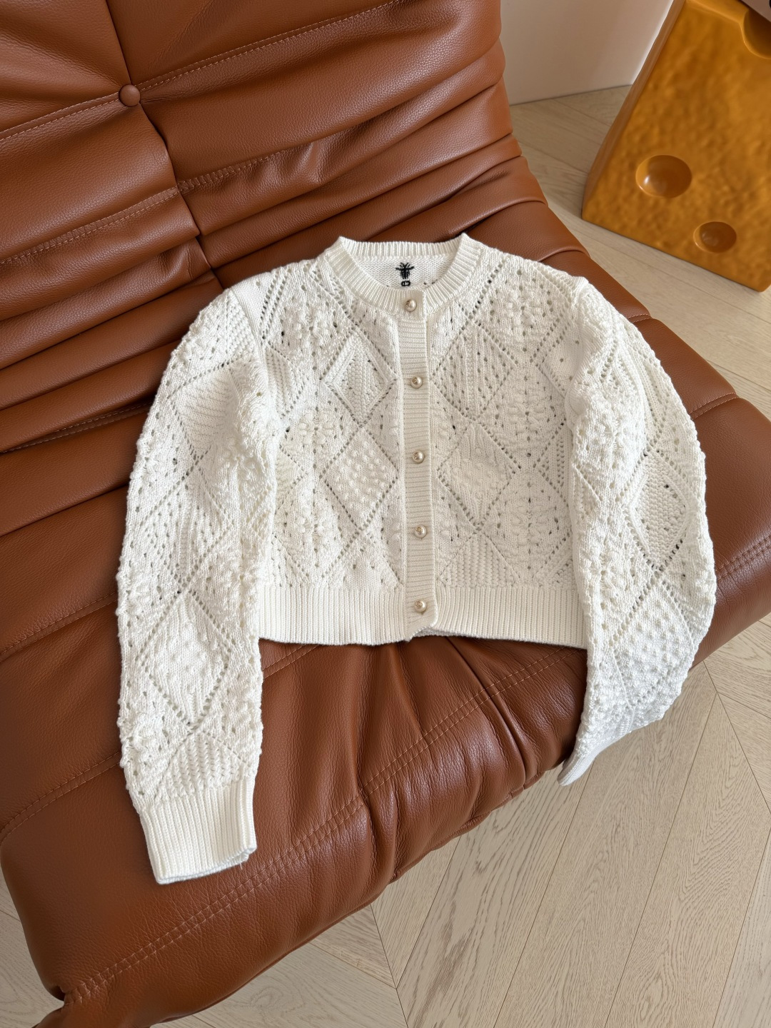 26早春新款 小蜜蜂刺绣CD珍珠扣针织系列 实物太好看了 重磅开发 小开衫+圆领上衣+背心一系列 单穿或