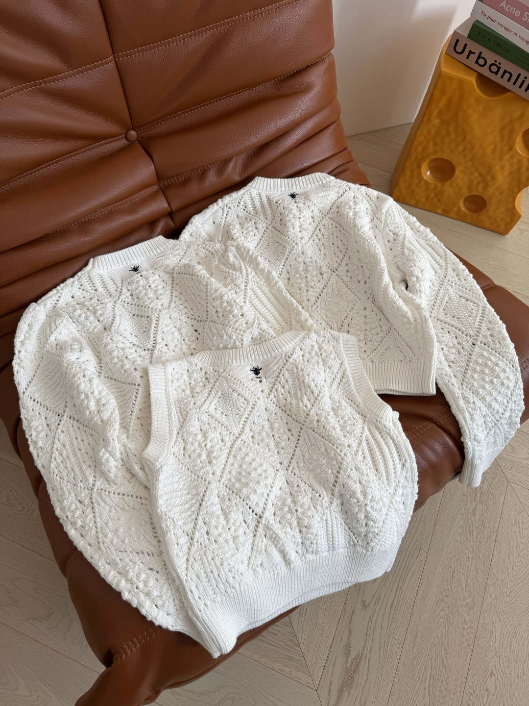 26早春新款 小蜜蜂刺绣CD珍珠扣针织系列 实物太好看了 重磅开发 小开衫+圆领上衣+背心一系列 单穿或