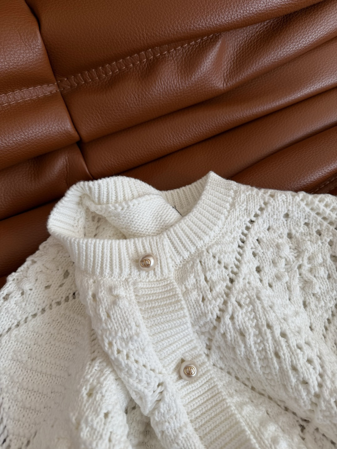 26早春新款 小蜜蜂刺绣CD珍珠扣针织系列 实物太好看了 重磅开发 小开衫+圆领上衣+背心一系列 单穿或