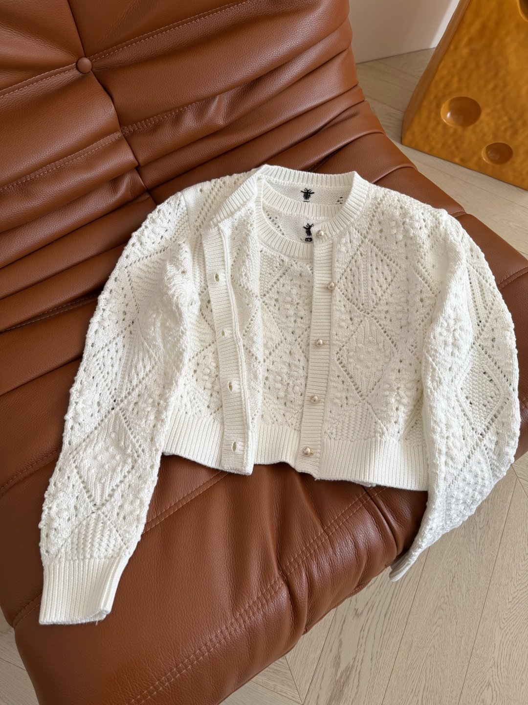 26早春新款 小蜜蜂刺绣CD珍珠扣针织系列 实物太好看了 重磅开发 小开衫+圆领上衣+背心一系列 单穿或