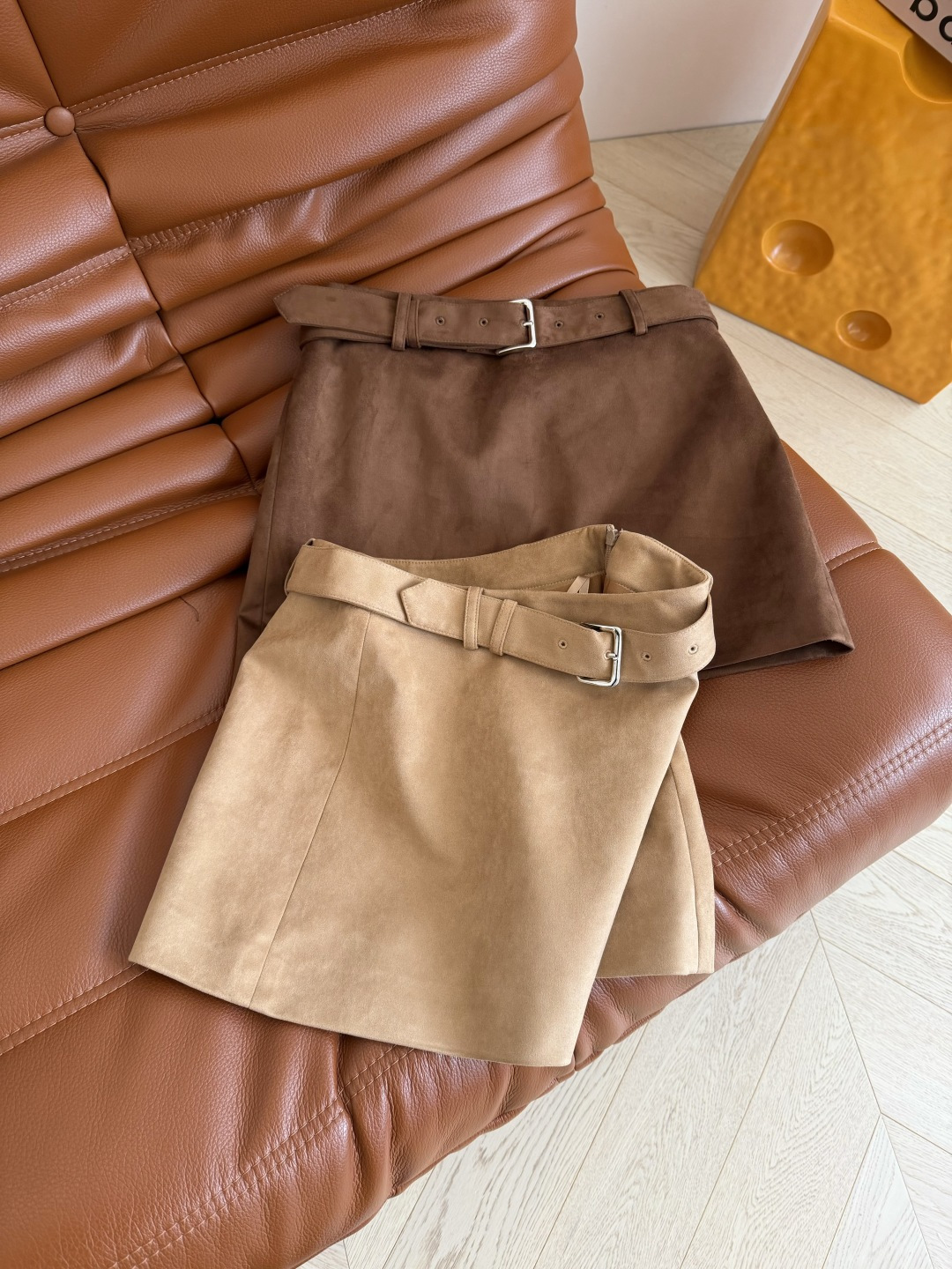 长腿精 25秋冬 系腰带设计麂皮绒半裙 上身就是腿精本精 溢出屏幕的长腿 迷你超短款设计 内里是短裤设计
