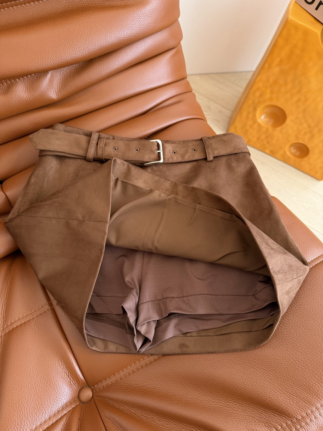 长腿精 25秋冬 系腰带设计麂皮绒半裙 上身就是腿精本精 溢出屏幕的长腿 迷你超短款设计 内里是短裤设计