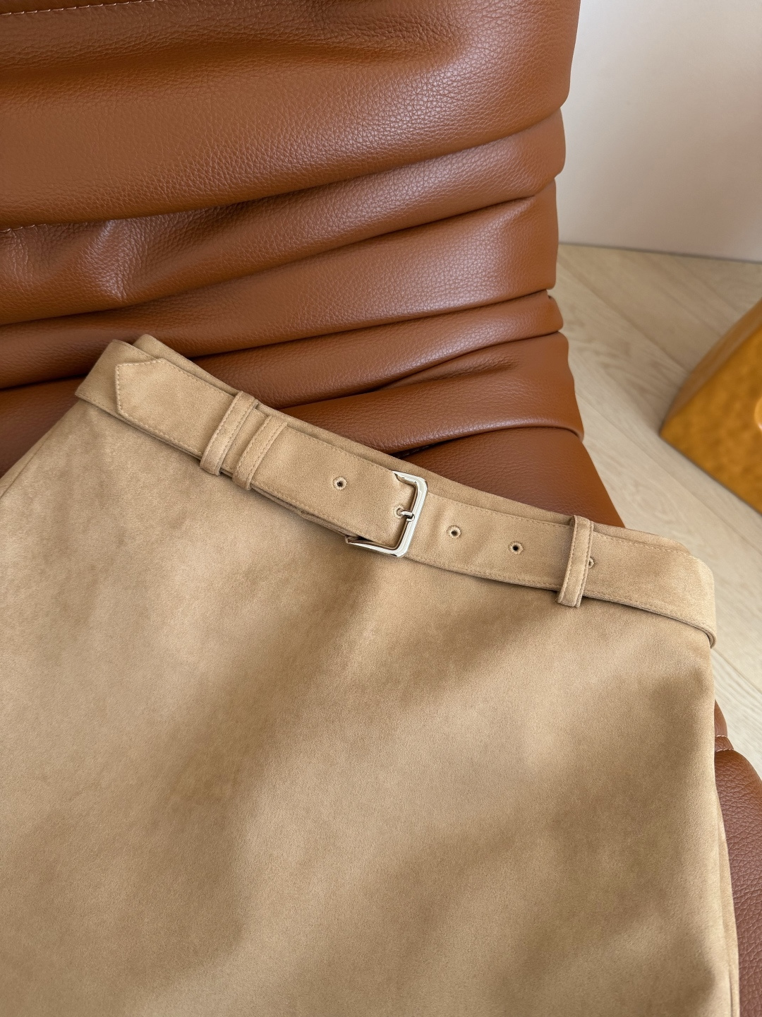 长腿精 25秋冬 系腰带设计麂皮绒半裙 上身就是腿精本精 溢出屏幕的长腿 迷你超短款设计 内里是短裤设计