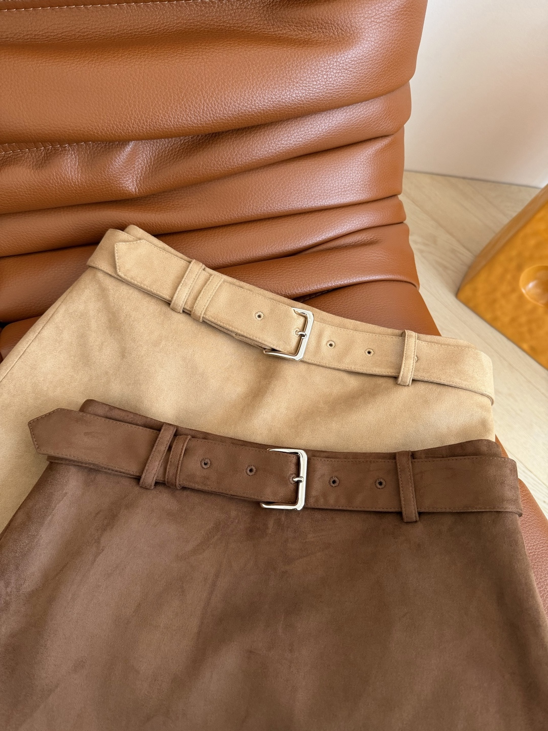 长腿精 25秋冬 系腰带设计麂皮绒半裙 上身就是腿精本精 溢出屏幕的长腿 迷你超短款设计 内里是短裤设计