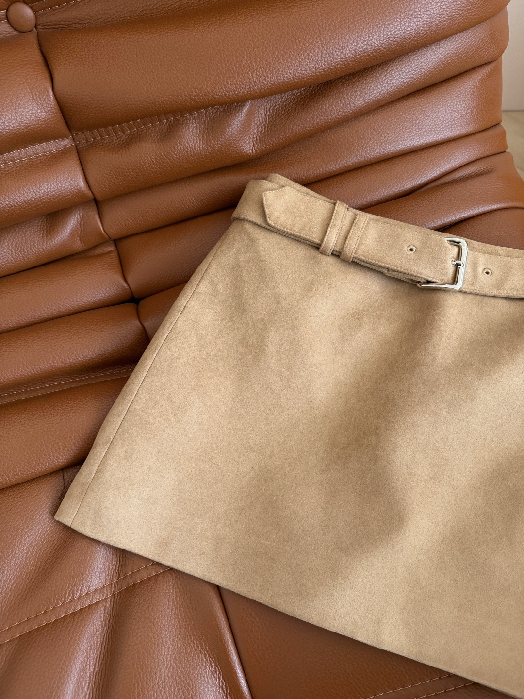 长腿精 25秋冬 系腰带设计麂皮绒半裙 上身就是腿精本精 溢出屏幕的长腿 迷你超短款设计 内里是短裤设计