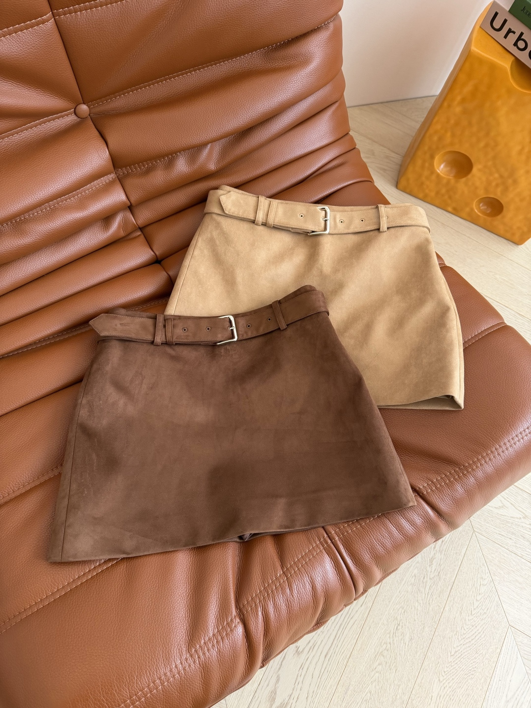 长腿精 25秋冬 系腰带设计麂皮绒半裙 上身就是腿精本精 溢出屏幕的长腿 迷你超短款设计 内里是短裤设计