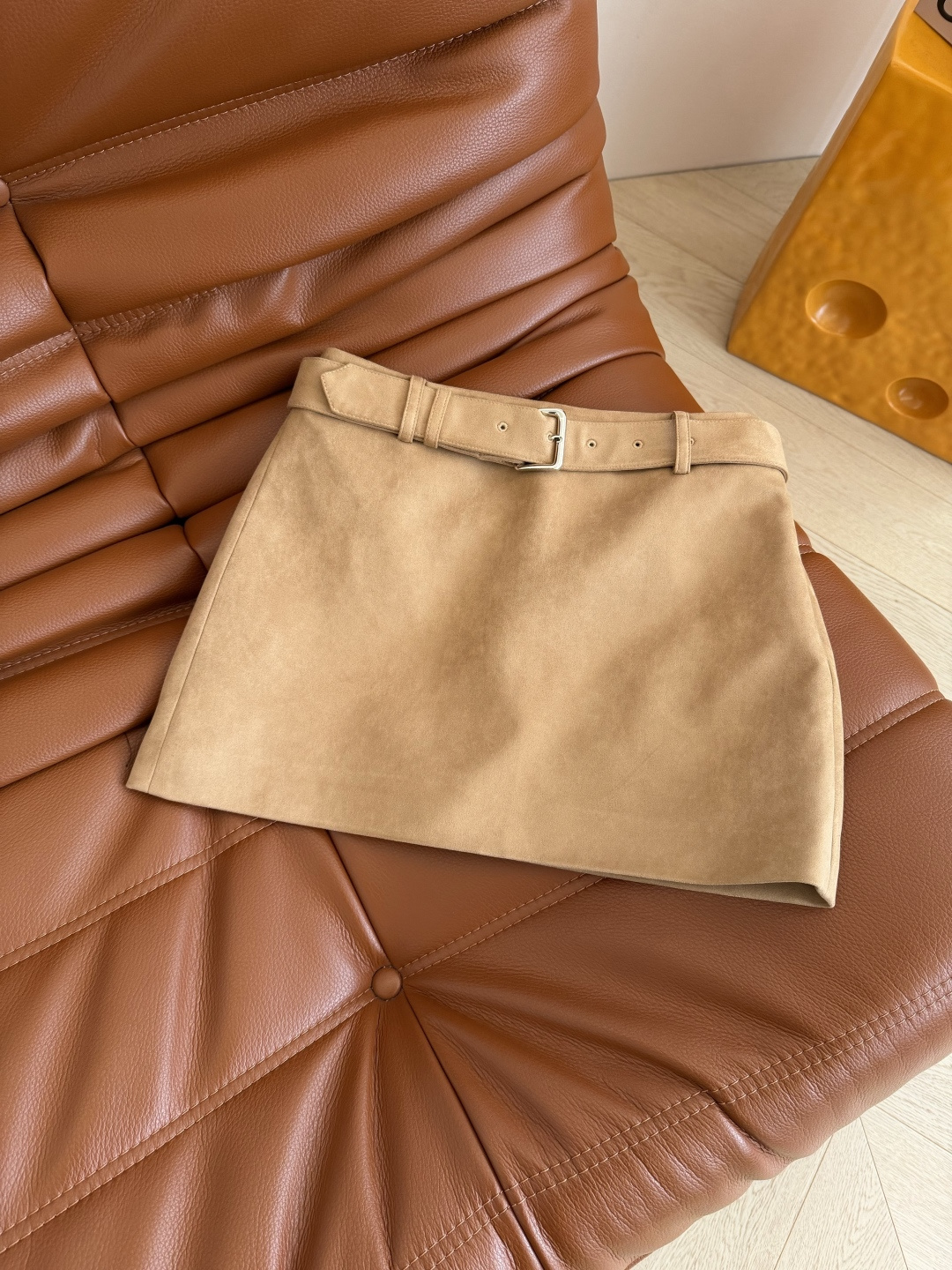 长腿精 25秋冬 系腰带设计麂皮绒半裙 上身就是腿精本精 溢出屏幕的长腿 迷你超短款设计 内里是短裤设计