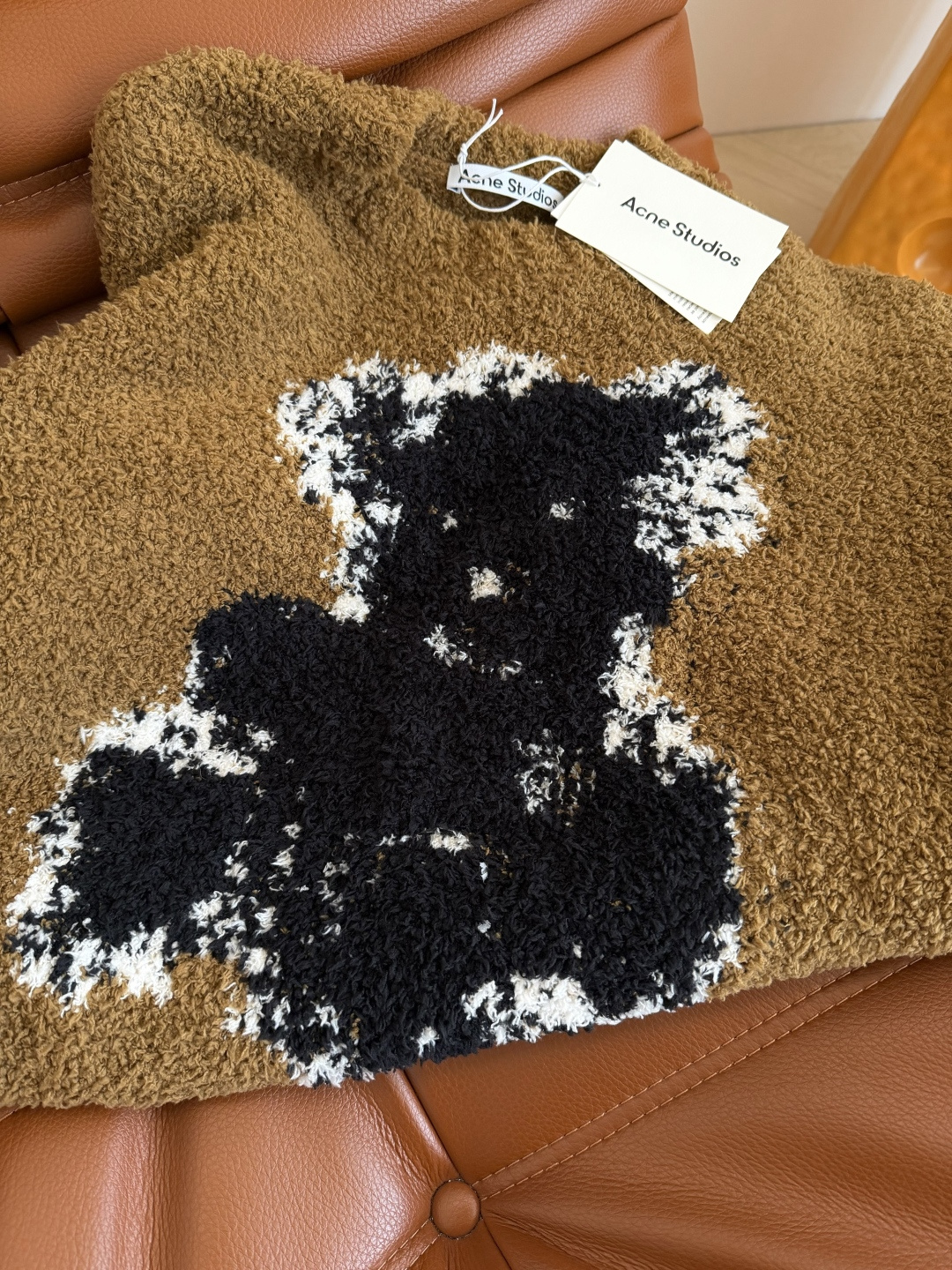 冬季氛围感首选 25秋冬 小熊图案针织毛衣 超级温暖的配色 很有秋冬氛围感 上身有种温暖的感觉 采用绒毛