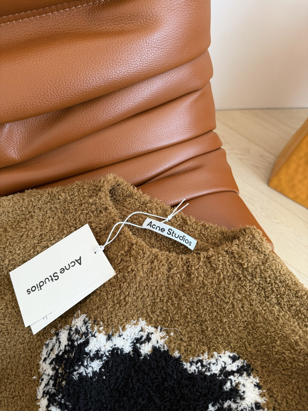 冬季氛围感首选 25秋冬 小熊图案针织毛衣 超级温暖的配色 很有秋冬氛围感 上身有种温暖的感觉 采用绒毛