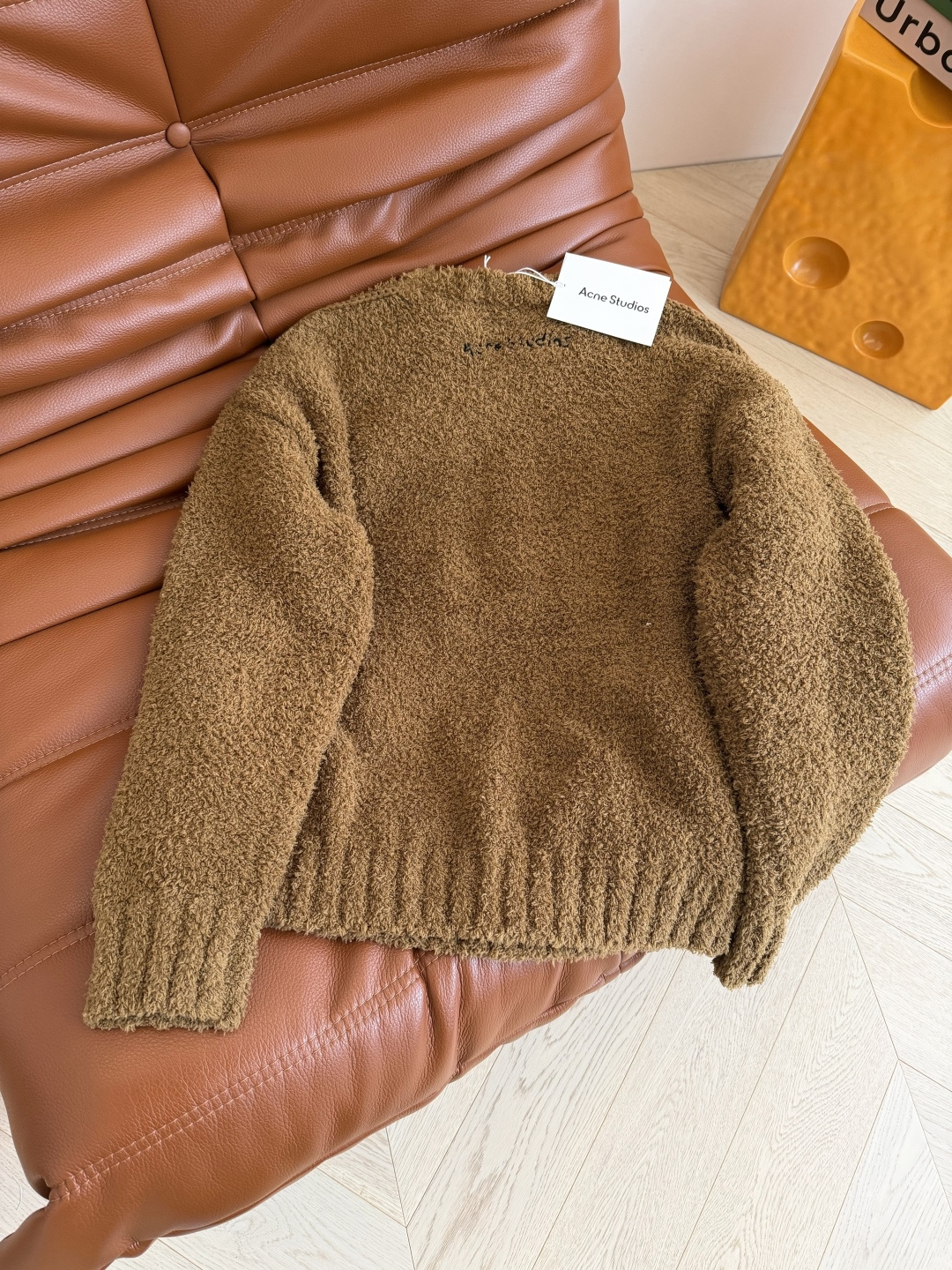 冬季氛围感首选 25秋冬 小熊图案针织毛衣 超级温暖的配色 很有秋冬氛围感 上身有种温暖的感觉 采用绒毛