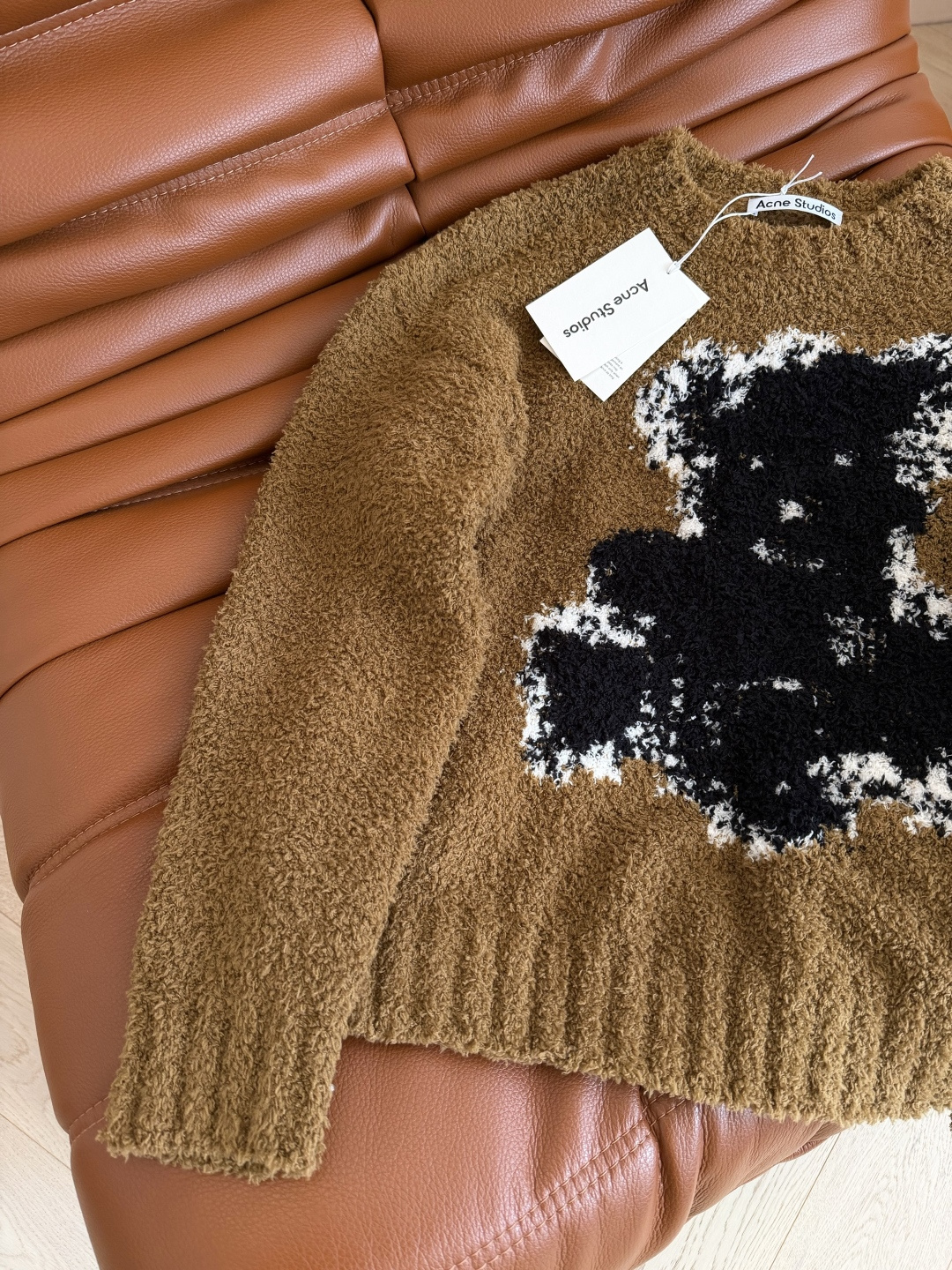 冬季氛围感首选 25秋冬 小熊图案针织毛衣 超级温暖的配色 很有秋冬氛围感 上身有种温暖的感觉 采用绒毛