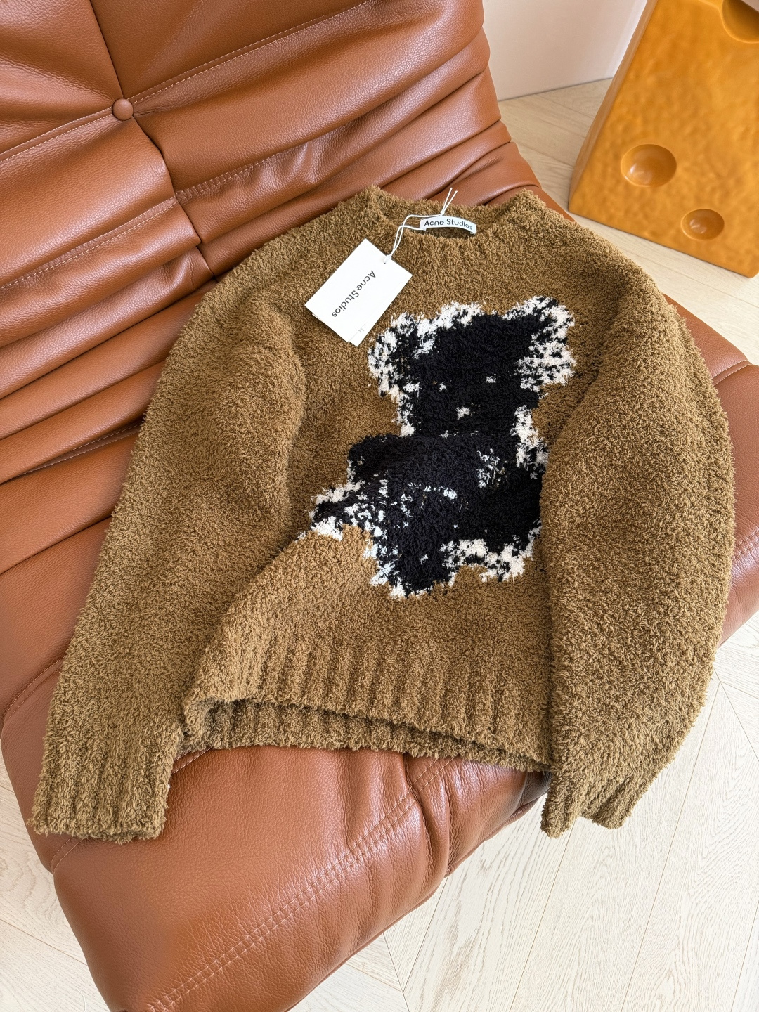 冬季氛围感首选 25秋冬 小熊图案针织毛衣 超级温暖的配色 很有秋冬氛围感 上身有种温暖的感觉 采用绒毛