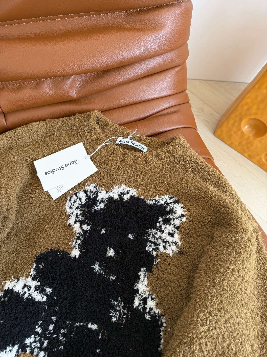 冬季氛围感首选 25秋冬 小熊图案针织毛衣 超级温暖的配色 很有秋冬氛围感 上身有种温暖的感觉 采用绒毛