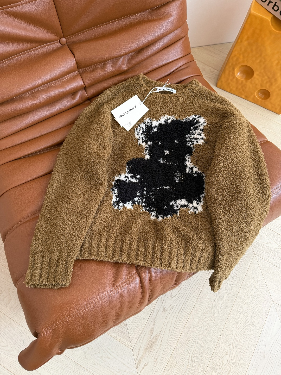 冬季氛围感首选 25秋冬 小熊图案针织毛衣 超级温暖的配色 很有秋冬氛围感 上身有种温暖的感觉 采用绒毛