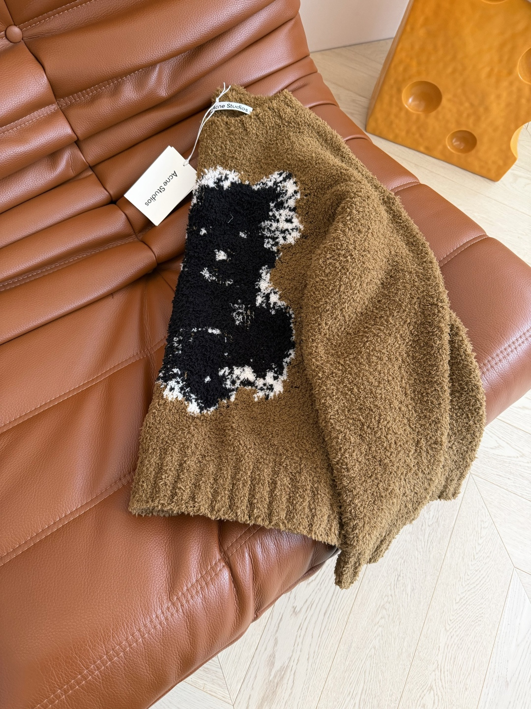 冬季氛围感首选 25秋冬 小熊图案针织毛衣 超级温暖的配色 很有秋冬氛围感 上身有种温暖的感觉 采用绒毛