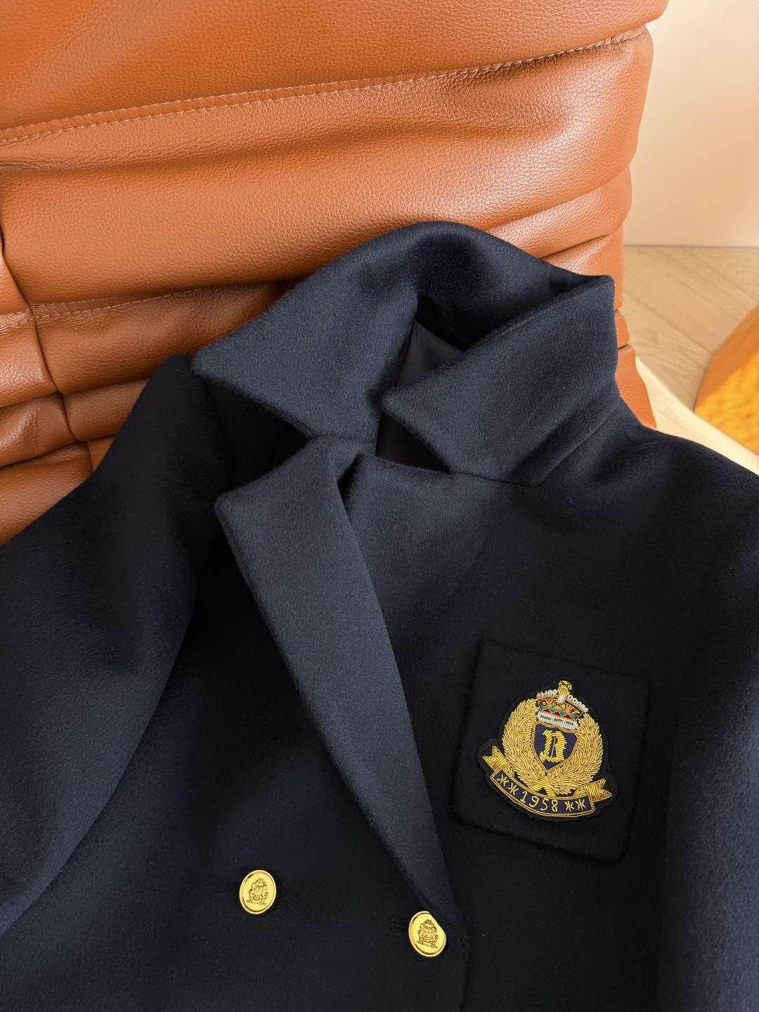 经典大气 25秋冬 重工进口印度丝工艺徽章装饰羊毛大衣 超好看的藏蓝色 超有气场 有质感显肤白 整个H型