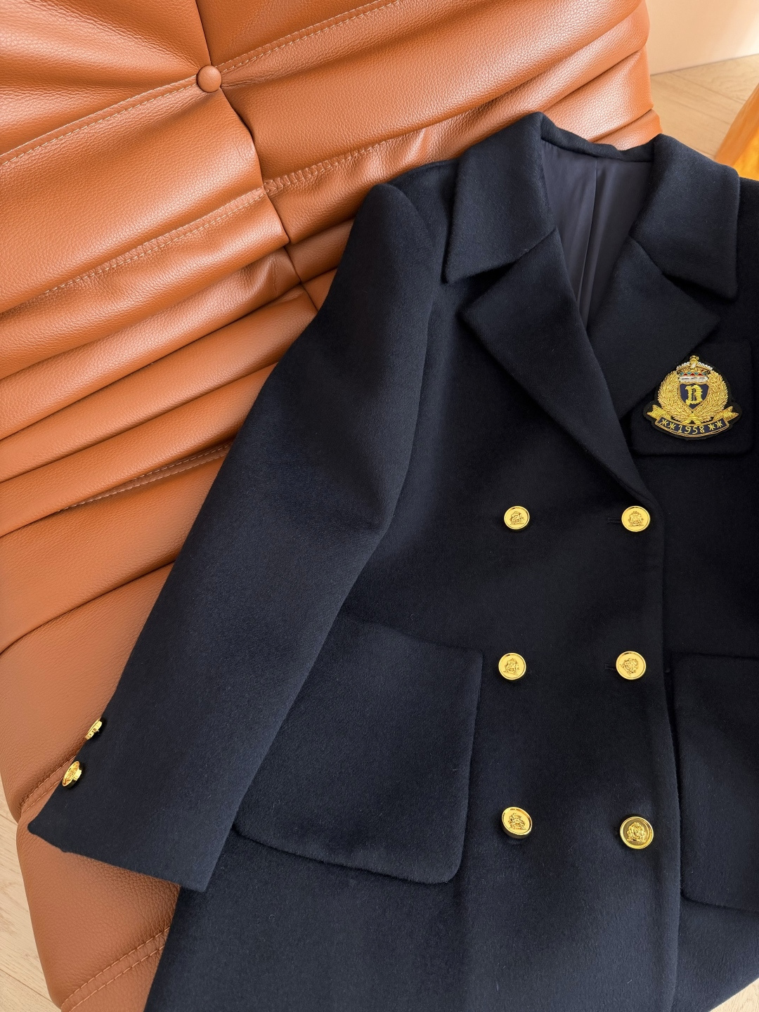 经典大气 25秋冬 重工进口印度丝工艺徽章装饰羊毛大衣 超好看的藏蓝色 超有气场 有质感显肤白 整个H型