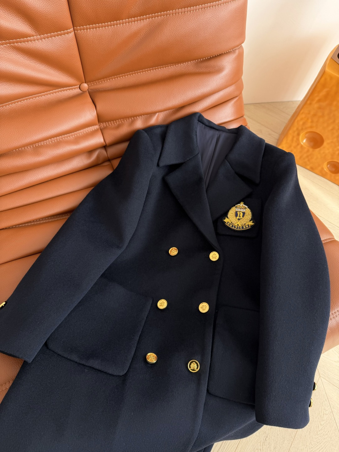 经典大气 25秋冬 重工进口印度丝工艺徽章装饰羊毛大衣 超好看的藏蓝色 超有气场 有质感显肤白 整个H型