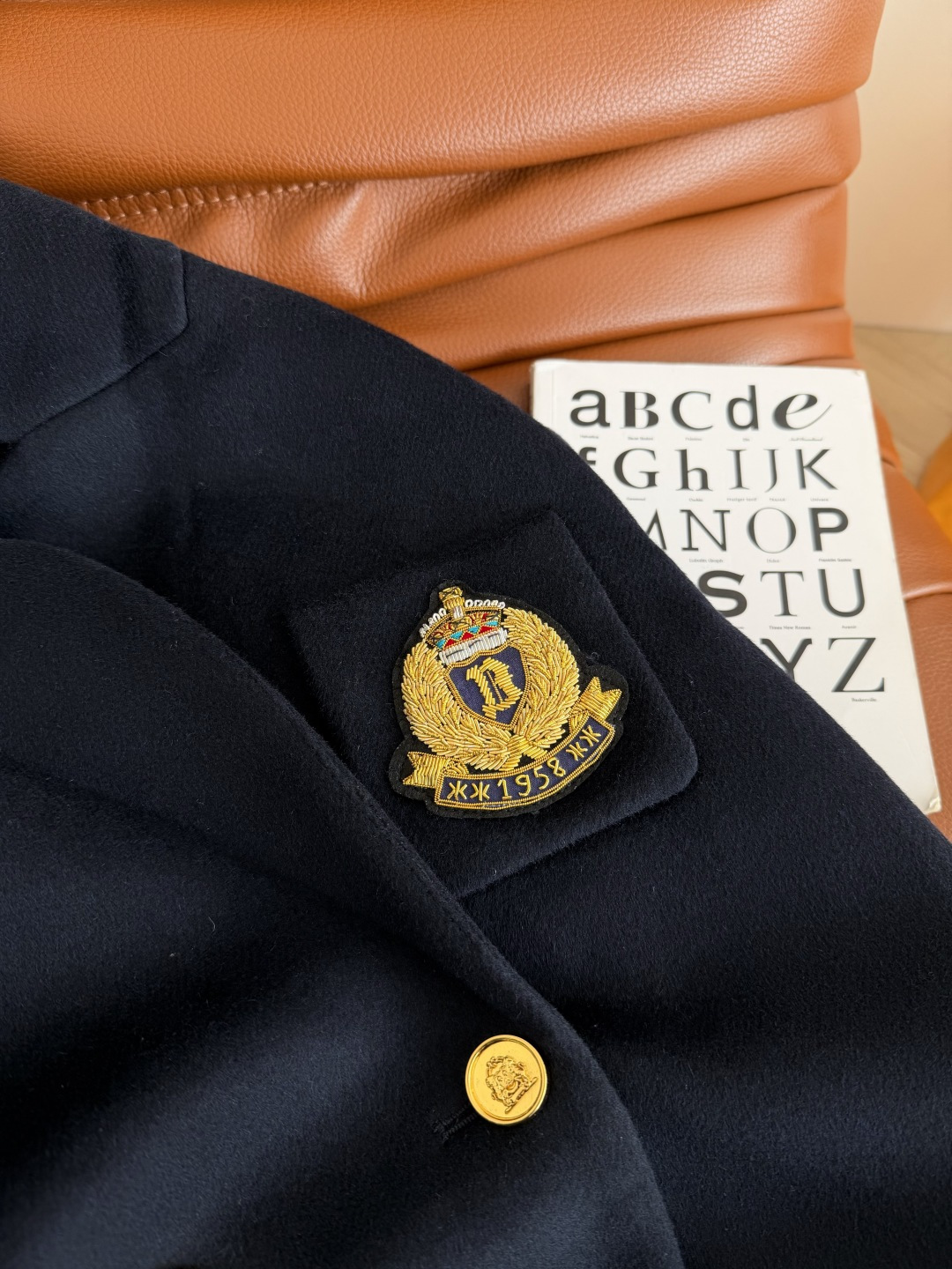 经典大气 25秋冬 重工进口印度丝工艺徽章装饰羊毛大衣 超好看的藏蓝色 超有气场 有质感显肤白 整个H型