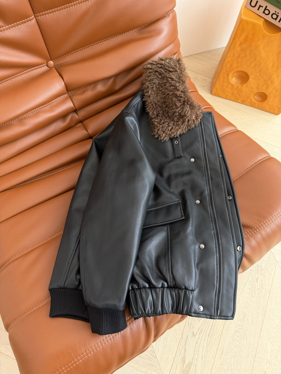 出片神衣 25新款 毛绒领子拼接皮衣棉服外套 采用进口的蛋白皮 手感软糯特别舒服 内里夹棉设计 温暖一整