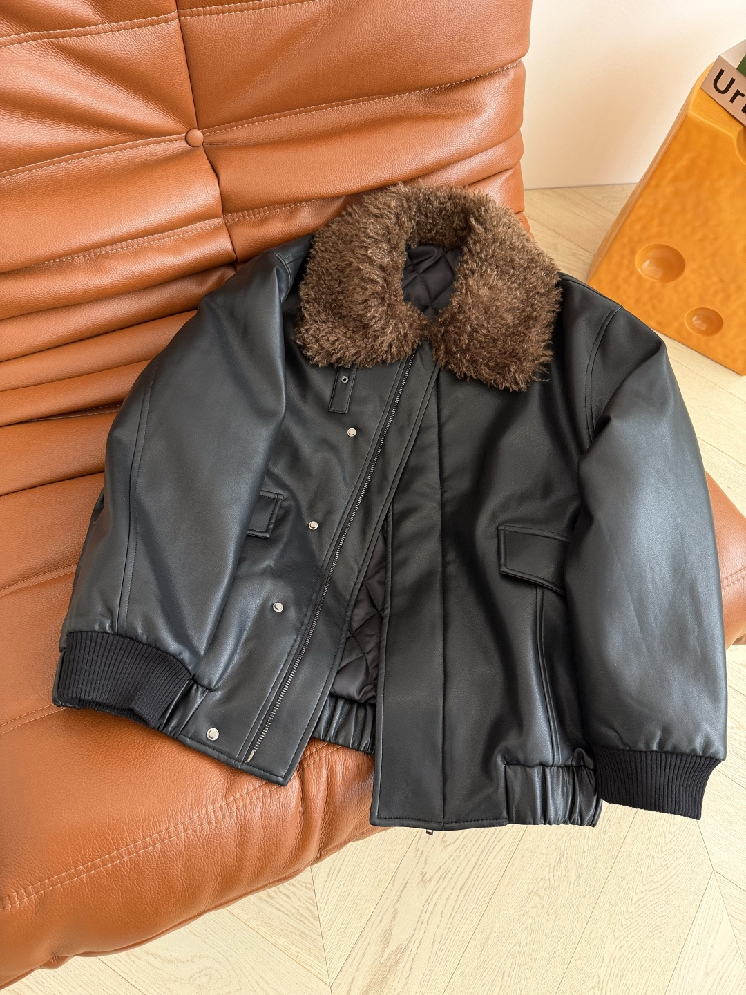 出片神衣 25新款 毛绒领子拼接皮衣棉服外套 采用进口的蛋白皮 手感软糯特别舒服 内里夹棉设计 温暖一整