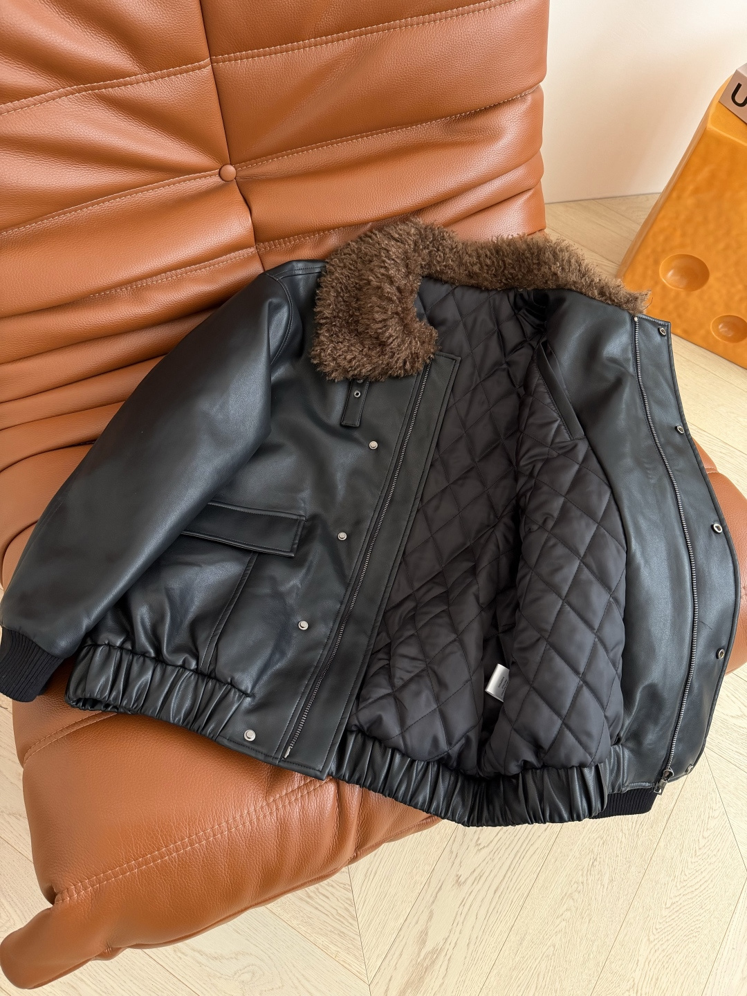 出片神衣 25新款 毛绒领子拼接皮衣棉服外套 采用进口的蛋白皮 手感软糯特别舒服 内里夹棉设计 温暖一整