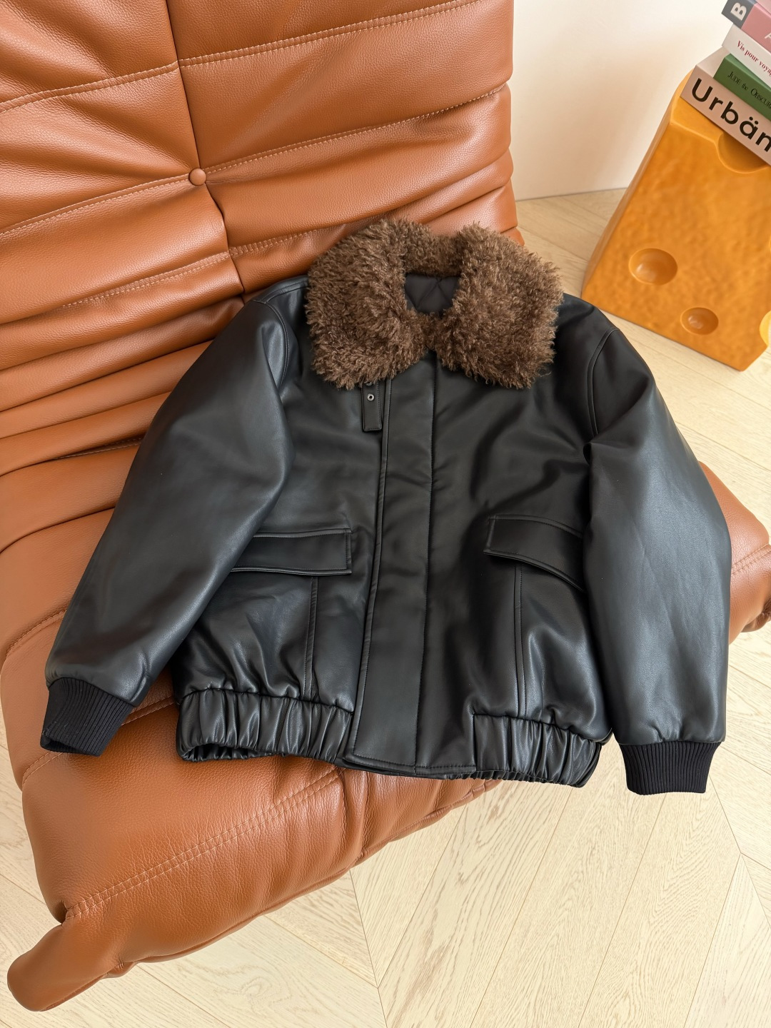 出片神衣 25新款 毛绒领子拼接皮衣棉服外套 采用进口的蛋白皮 手感软糯特别舒服 内里夹棉设计 温暖一整