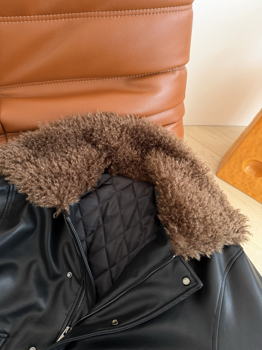 出片神衣 25新款 毛绒领子拼接皮衣棉服外套 采用进口的蛋白皮 手感软糯特别舒服 内里夹棉设计 温暖一整