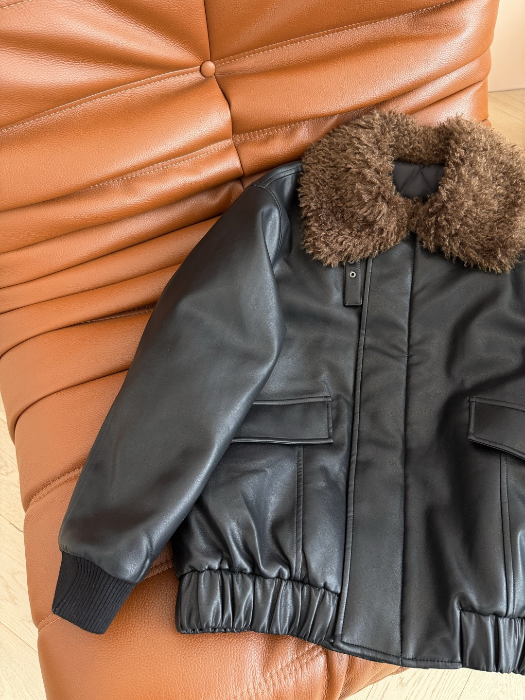 出片神衣 25新款 毛绒领子拼接皮衣棉服外套 采用进口的蛋白皮 手感软糯特别舒服 内里夹棉设计 温暖一整