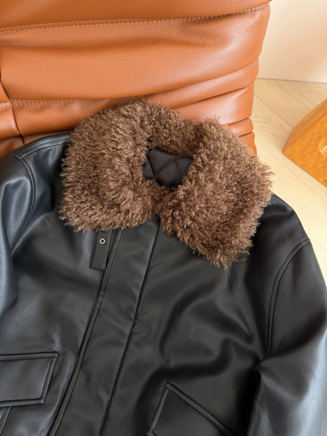 出片神衣 25新款 毛绒领子拼接皮衣棉服外套 采用进口的蛋白皮 手感软糯特别舒服 内里夹棉设计 温暖一整
