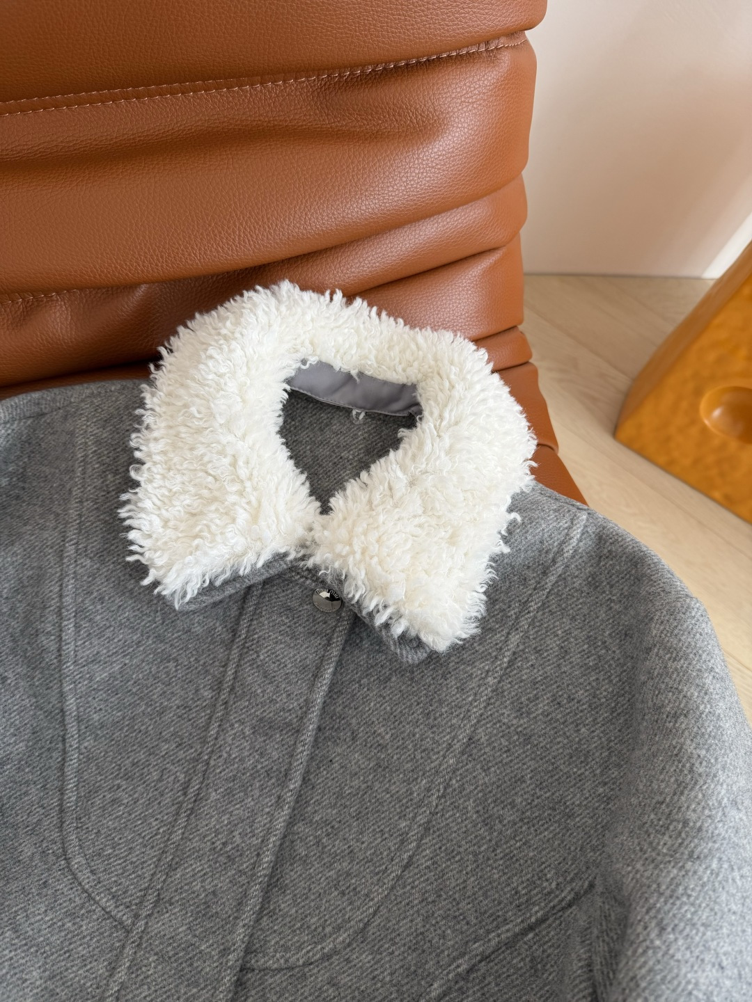 25秋冬 撞色可拆卸毛领装饰羊毛套装 冬季温暖和慵懒氛围感 很显气质的一套搭配 毛领夹克+高腰半裙 上身