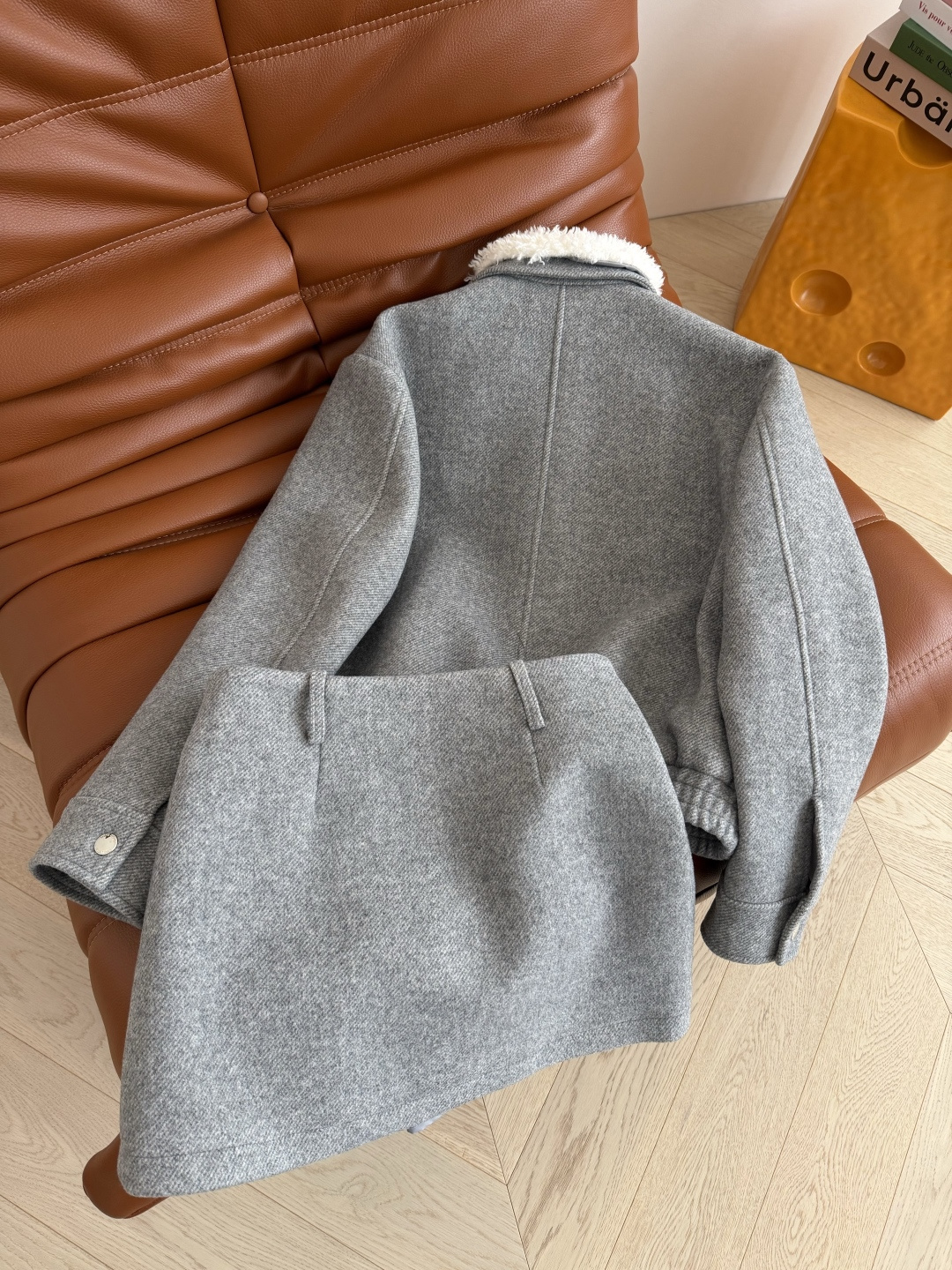 25秋冬 撞色可拆卸毛领装饰羊毛套装 冬季温暖和慵懒氛围感 很显气质的一套搭配 毛领夹克+高腰半裙 上身