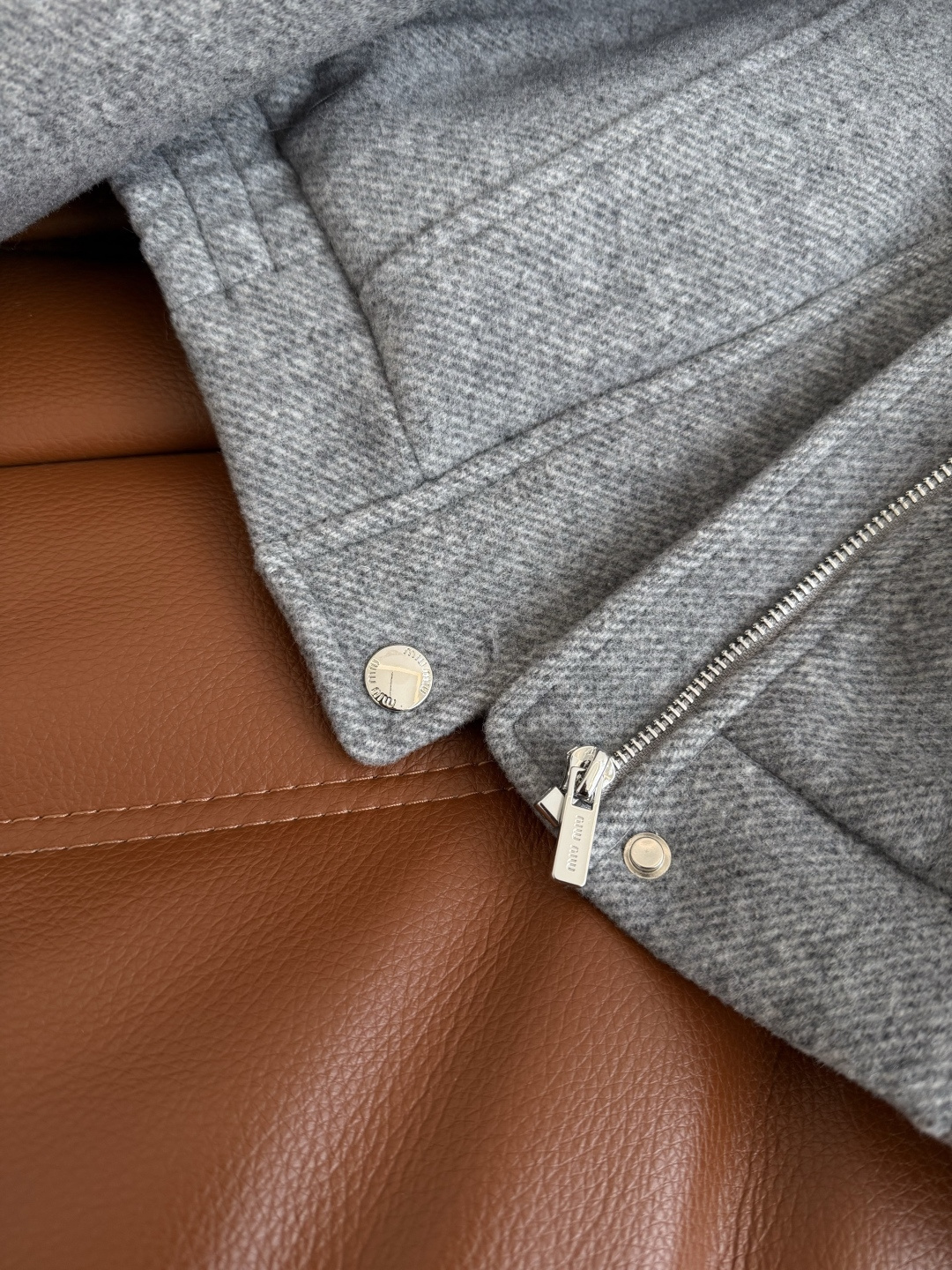 25秋冬 撞色可拆卸毛领装饰羊毛套装 冬季温暖和慵懒氛围感 很显气质的一套搭配 毛领夹克+高腰半裙 上身