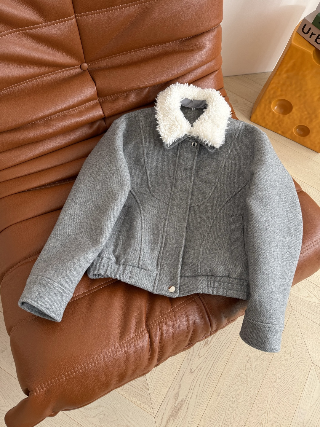 25秋冬 撞色可拆卸毛领装饰羊毛套装 冬季温暖和慵懒氛围感 很显气质的一套搭配 毛领夹克+高腰半裙 上身