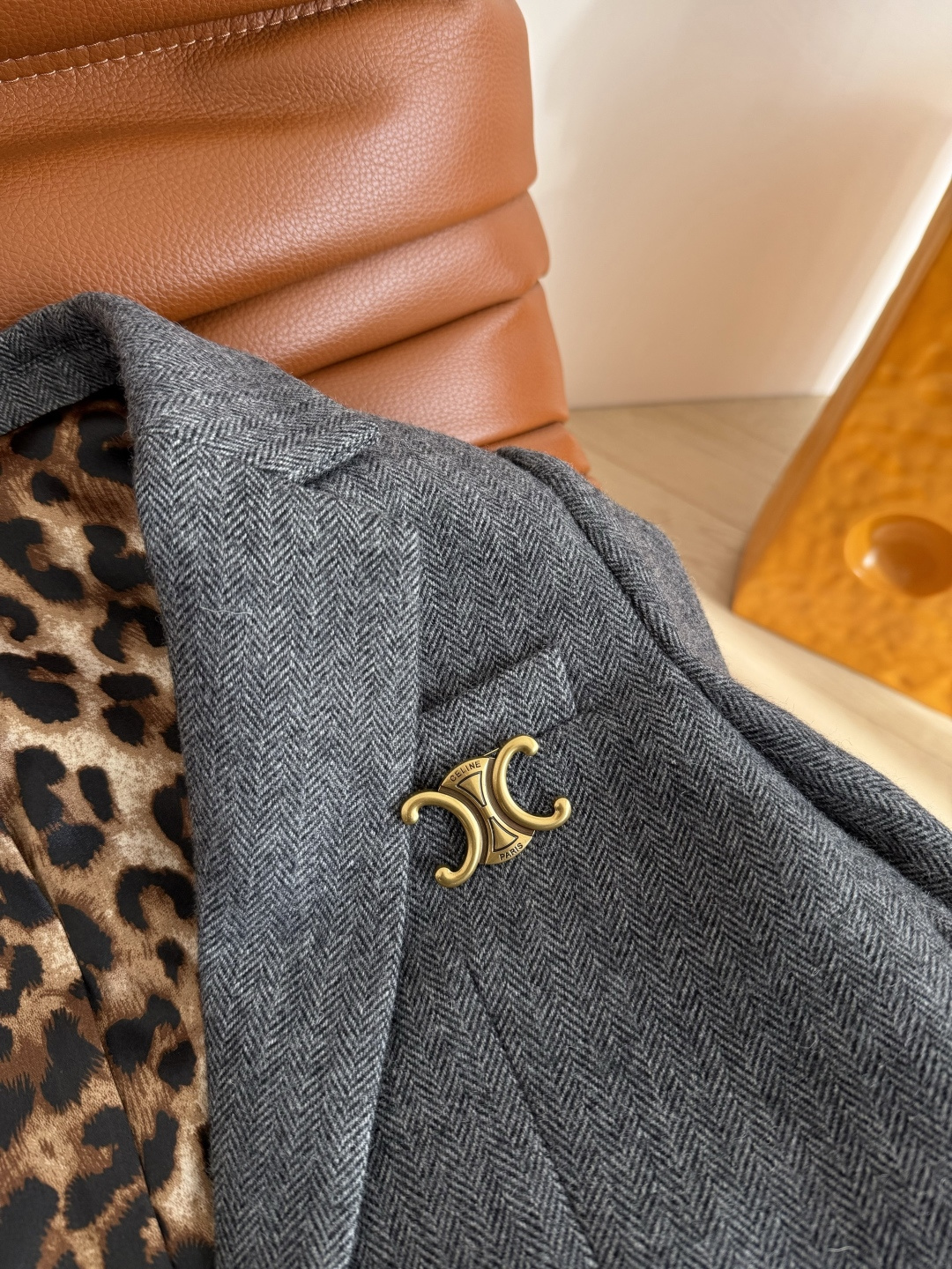 25FW 凯旋门金属胸针装饰人字纹西装外套 内里采用豹纹里衬 袖口可以卷边穿露出豹纹 时髦有型 复古又吸